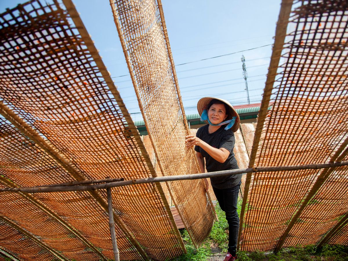Bánh tráng me Tây Ninh gắn liền với làng nghề làm bánh tráng phơi sương truyền thống.