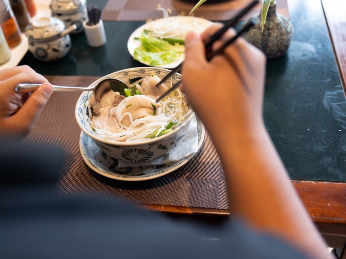 Nhà hàng Sol Kitchen là quán ăn tối Tây Ninh với ẩm thực theo mùa và view núi thoáng đãng.