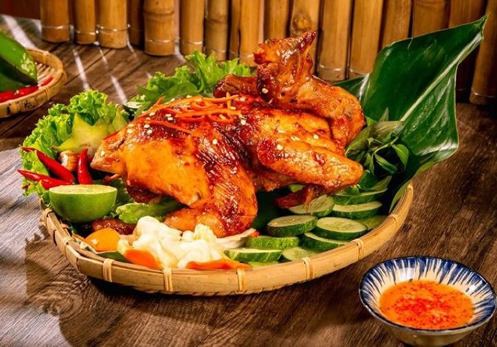 Gà nướng tại quán mọng nước, đồng thời có lớp da giòn thơm ngon.