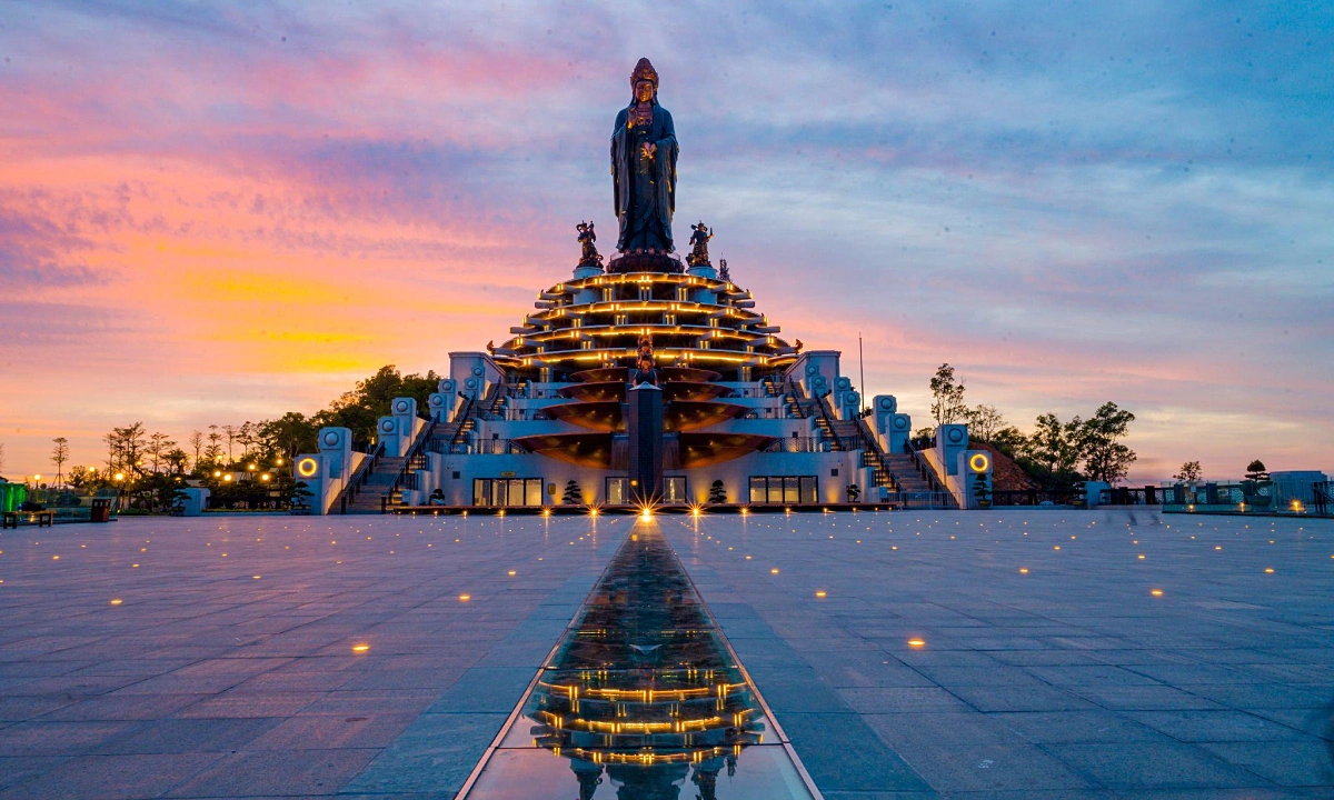 Ghé thăm núi Bà Đen là một trải nghiệm không thể bỏ lỡ khi du lịch Tây Ninh.