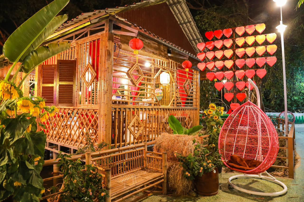 Quán sở hữu không gian ấm cúng với trang trí đậm chất Nam Bộ.