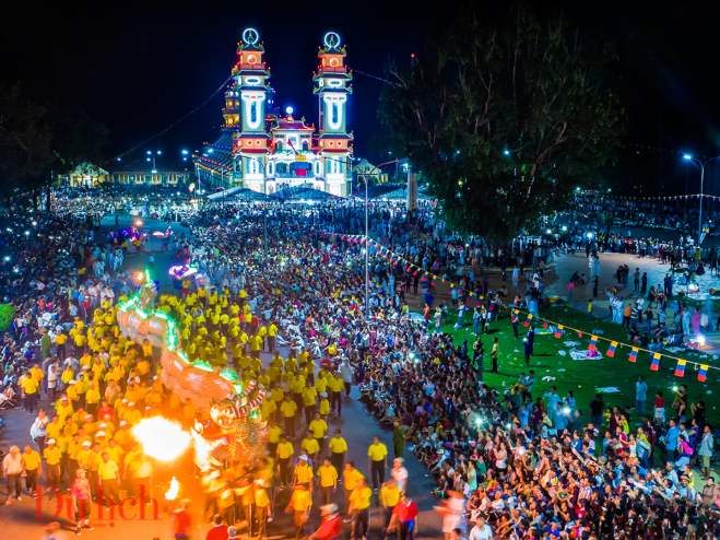 Lễ hội với lịch sử lâu đời thu hút rất nhiều người tham gia.