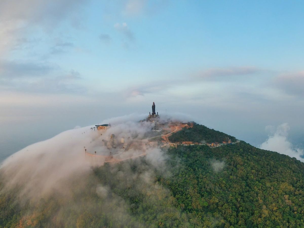 Nhà hàng Vân Sơn nằm gần ga đến cáp treo Vân Sơn, trên đỉnh núi Bà Đen.