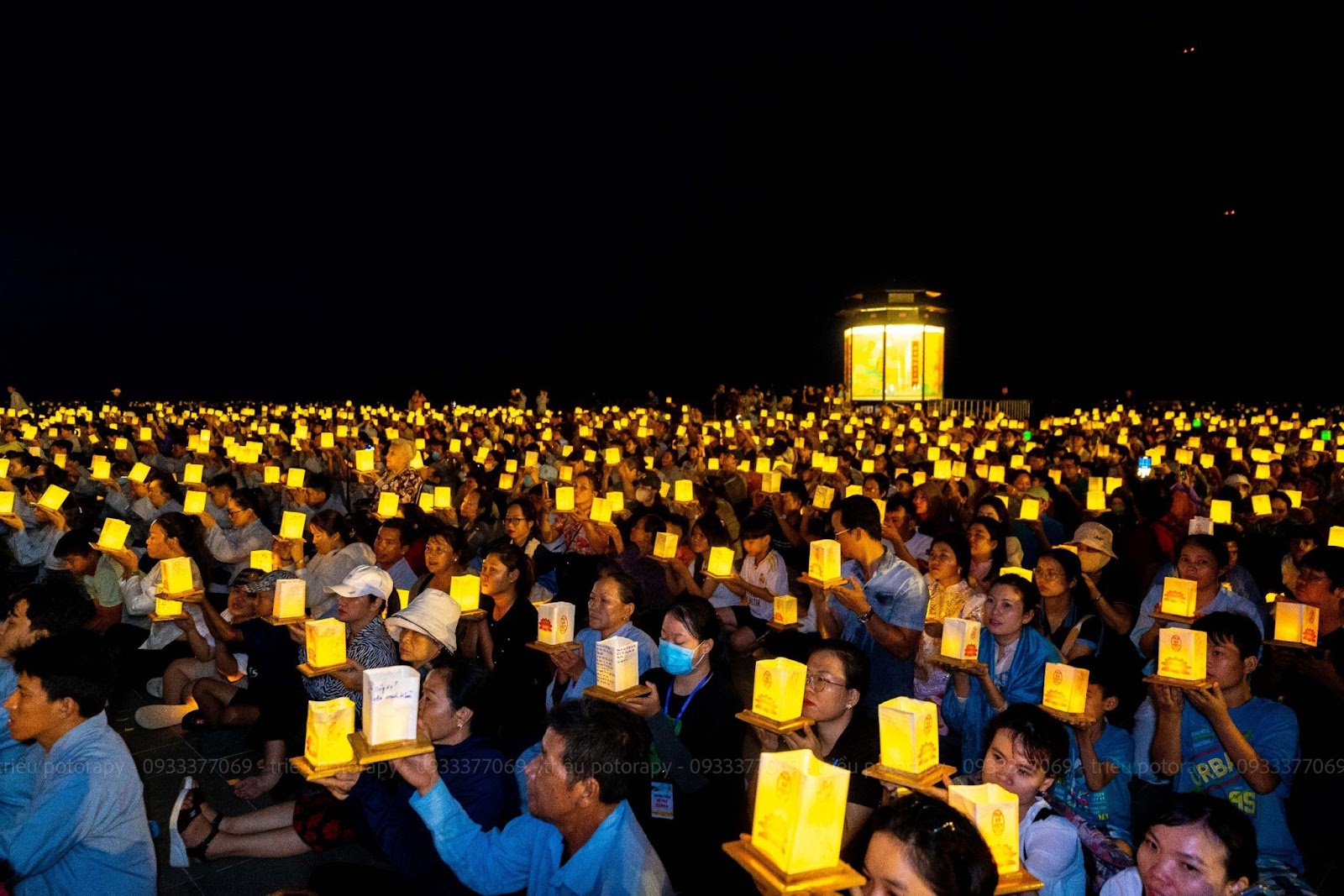 Du khách và Phật tử tham dự Lễ Dâng đăng trên đỉnh núi Bà.