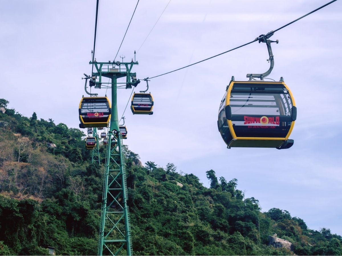 Bắt đầu hành trình bằng việc di chuyển lên Sun World Ba Den Mountain.