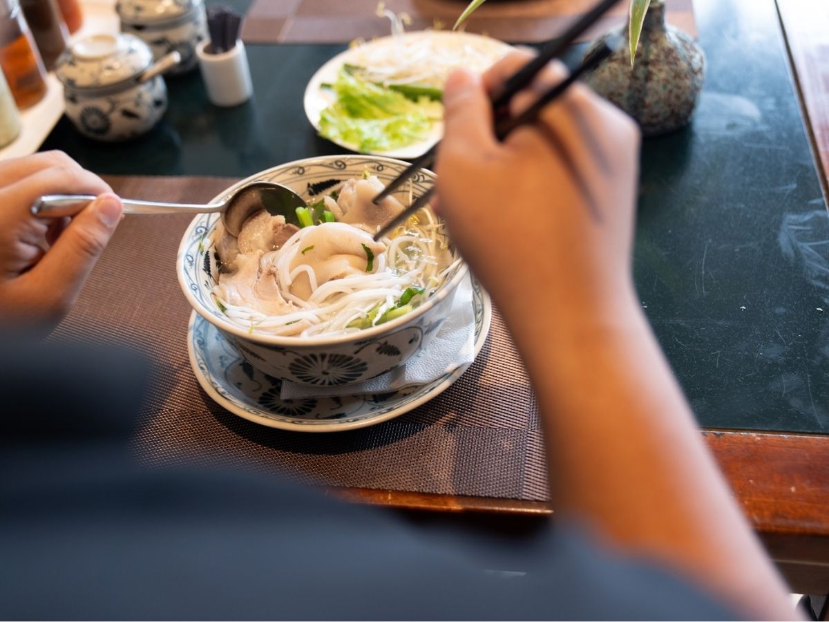 Sau khi tham quan, du khách dùng bữa trưa tại Nhà hàng Sol Kitchen nằm trong khu du lịch.