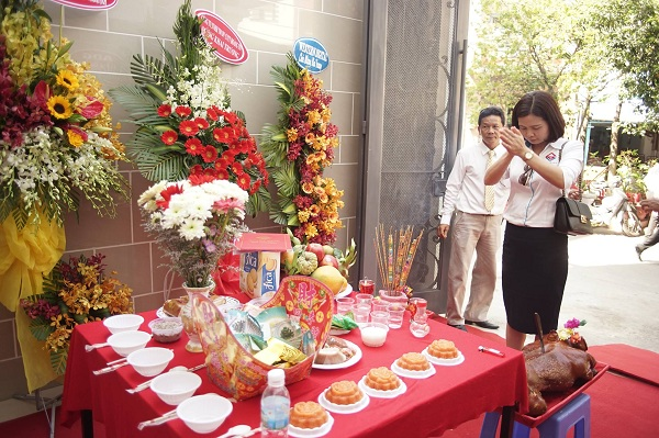 Mâm lễ khai trường thường được đặt ở vị trí trước hoặc ngay trung tâm cửa hàng