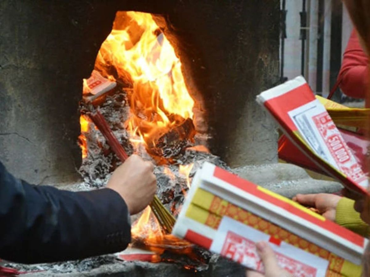 Hóa vàng đầu năm mang ý nghĩa khép lại những ngày Tết sum vầy