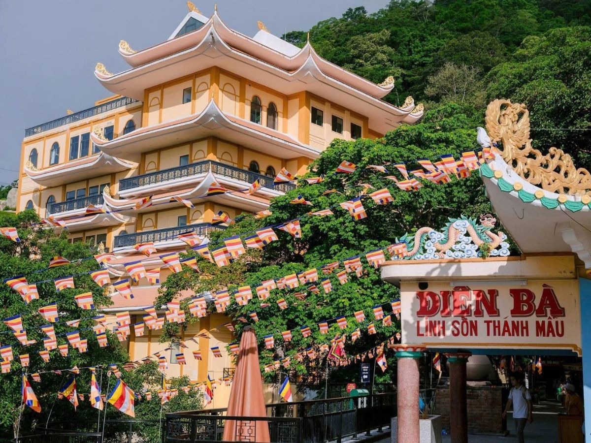 Hành hương đầu xuân là cách khép lại Tết Nguyên Đán trong sự an hòa.