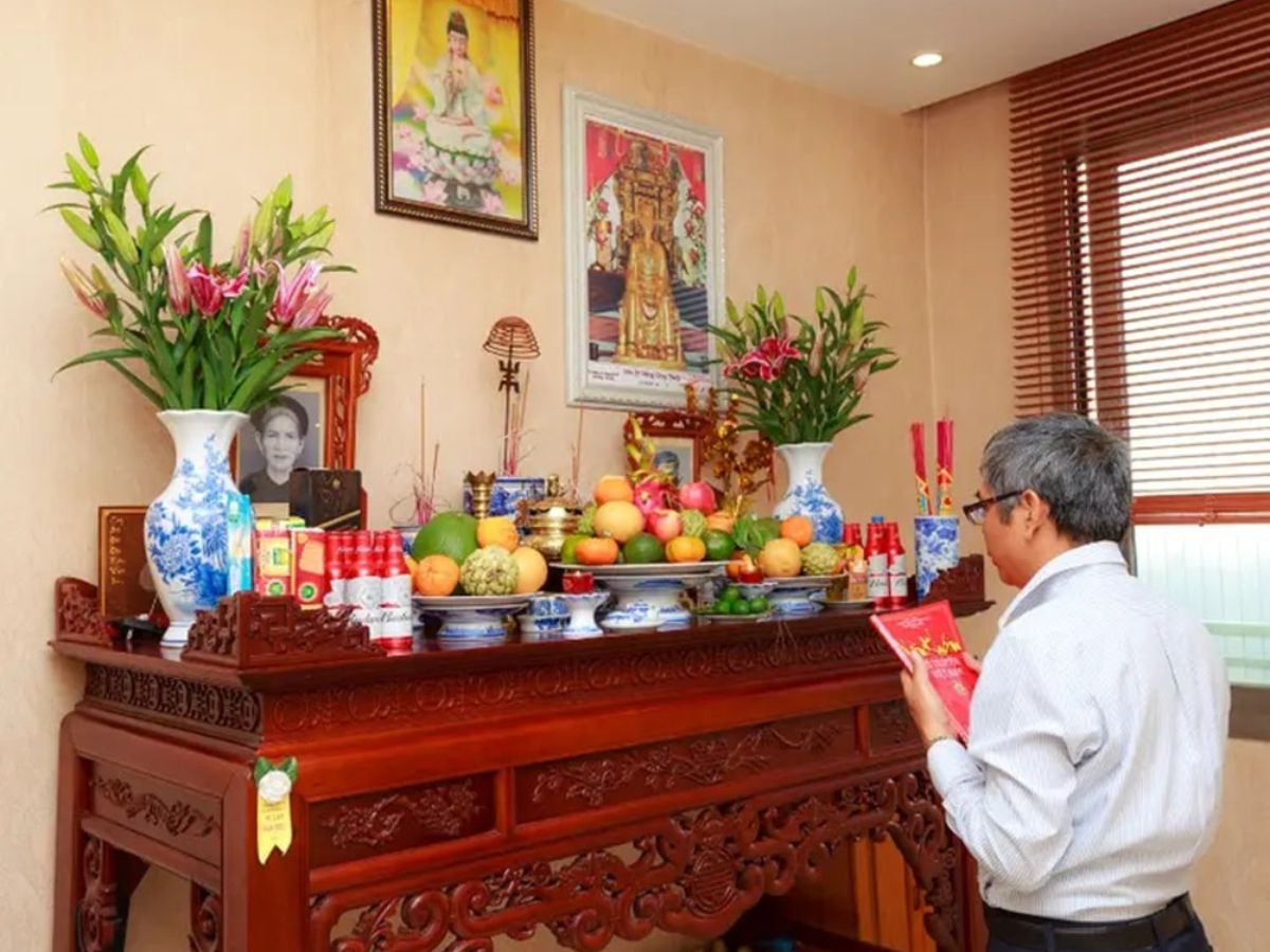 Văn khấn mùng 3 Tết là nghi lễ quan trọng trong ngày hóa vàng tiễn tổ tiên.