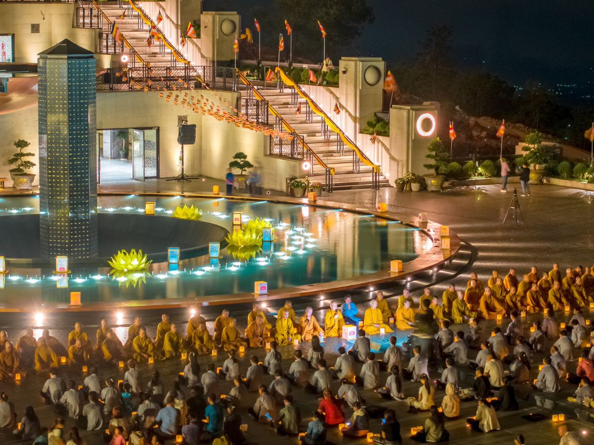 Phóng sinh gắn với hành hương về không gian tâm linh thanh tịnh.